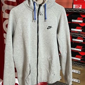 Nike tech fleece size L